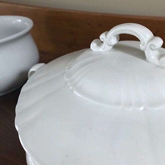 Beautiful Vintage Pattern Chamber Pot with Lid - Picture 7 of 12